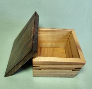 Venta caliente de alta calidad de madera maciza antigua caja de almacenamiento de joyería de lujo personalizada decoración colgante de pared con técnica pulida - Product Image 1