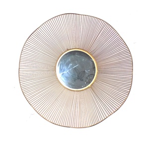 Espejo de pared con forma de flor, decoración de pared para dormitorio, de alambre dorado forjado, de menor costo - Product Image 1