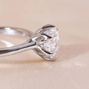 แหวนหมั้นเพชรโมอิสทรงกลมตัด8มม. | ชุดโซลิแทร์แบบคลาสสิค6ง่าม | เครื่องประดับเจ้าสาวสีทองหรือสีเงิน - Product Image 4