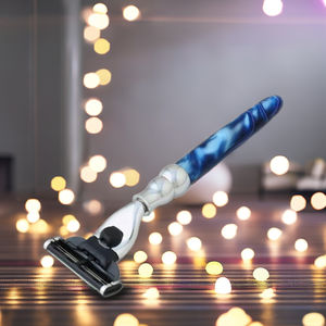 Maquinilla de afeitar de acero inoxidable de cinco hojas para hombres con cómodo cartucho de afeitado de perlas para una experiencia de aseo - Product Image 4