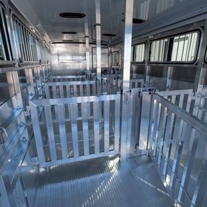 Remolque de Primera Clase de Alto Rendimiento para Ganado y Transporte de Carga Pesada, Disponible en Inventario - Product Image 6