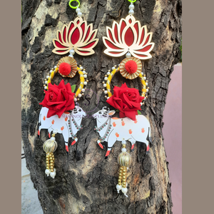 Nouveauté : Décoration murale artisanale Pichwai avec motif de vache, lotus et rose, ornée de pompons, pour la maison, les décorations Haldi et Mehendi - Product Image 5