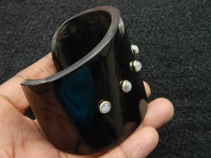 Bracelet large en corne de buffle noire écologique fait à la main avec des clous en laiton Bijoux de déclaration pour femmes - Product Image 6