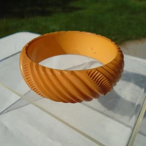 กำไลเรซิ่นคลาสสิคแบบสั่งทำพิเศษ ดีไซน์ลายดอกไม้ ประดับมุกเทียม รับรองโดย IGI สำหรับงานแต่งงาน - Product Image 1