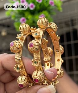 Bracelets élégants en métal Rajwadi avec finition or antique Travail multi-pierres Idéal pour les femmes Vêtements de mariée Festivals et célébrations - Product Image 4