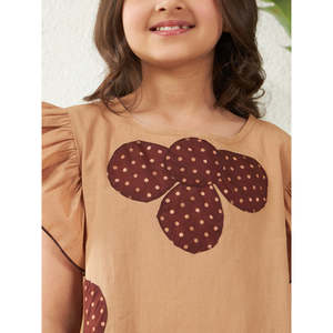 Vestido de Verano Mini para Niñas Bugandbees, Color Beige, Algodón y Gasa, Corte en A, con Apliques de Puntos, Mangas con Volantes, Cuello Redondo - Product Image 2