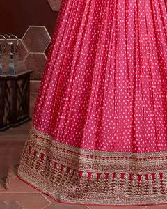 Conjunto de Lehenga de diseñador contemporáneo con bordado moderno y blusa lista para usar y Dupatta - Product Image 5