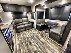 Vendeur vérifié pour la vente d'un véhicule d'occasion 2023 H-i-g-h-l-a-nd R-i-d-ge Open Range Lite 242RL - Product Image 3