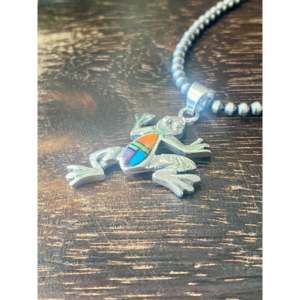Pendentif grenouille Julius Burbank multi-pierres et argent sterling serti clos, plaqué or rose et rhodium, motif chiffres - Product Image 4
