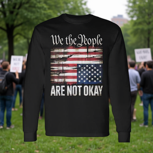T-shirt patriottica a maniche lunghe con bandiera americana invertita We the People Are Not Okay - Product Image 3