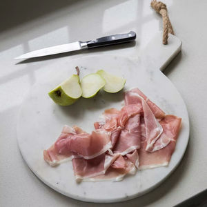 Elegante Tabla de Cortar de Mármol para Cocina que Combina un Acabado de Piedra de Lujo con Práctico Corte y Preparación de Alimentos - Product Image 1