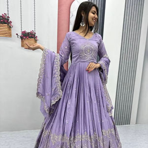 Ropa étnica india Color púrpura claro Fancy Anarkali Style Fancy Vestidos de lujo con chinnon con trabajo bordado con diseñador Dupatta - Product Image 1
