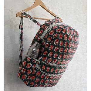 Mini Mochila Acolchada con Estampado Floral Indio en Algodón, Hecha a Mano, Estilo Boho, Ligera, con Cierre, para la Escuela y la Playa - Product Image 3
