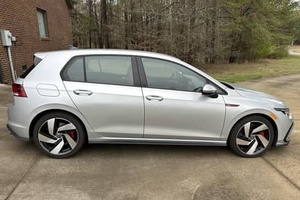 MÁS VENDIDO 2023 Volkswagen GTI S, Transmisión Manual de 6 Velocidades, Motor Turbo de 4 Cilindros y 241 hp - Product Image 2