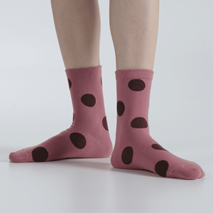 Chaussettes en coton respirantes pour femmes - Motif à pois Design de couleur unique Chaussettes décontractées coréennes pour un usage quotidien - Product Image 2