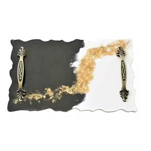 Plateau de service moderne en résine noir et blanc avec poignées dorées, idéal pour la décoration intérieure, les repas élégants et les cadeaux élégants. - Product Image 1