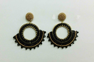 Pendientes de cuentas de vidrio hechos a medida en colores surtidos y con patrones étnicos indios, ideales como accesorio de moda. - Product Image 4