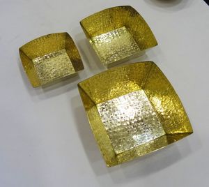 Nouveaux bols de service martelés de luxe uniques de conception classique de designer avec finition dorée pour un usage domestique et en cuisine - Product Image 4