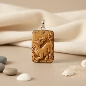 Collier avec pendentif cheval en pierre naturelle sculpté à la main - Bijou cadeau raffiné - Product Image 3