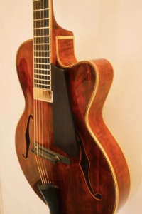 <span class=keywords><strong>Guitare</strong></span> électrique artisanale Yunzhi 15 pouces, corps creux en érable flammé, table en épicéa Archaize, touche en ébène, configuration professionnelle H/S - Product Image 5