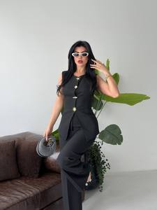 Ensemble tailleur noir élégant pour femme avec détails boutonnés, pantalon large en satin de couleur unie et haut sans manches, idéal pour l'automne - Product Image 2