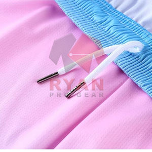 Uniforme de Baloncesto de Malla Transpirable de Alta Calidad, Camiseta y Pantalones Cortos de Baloncesto con Impresión Personalizada por Sublimación - Product Image 3