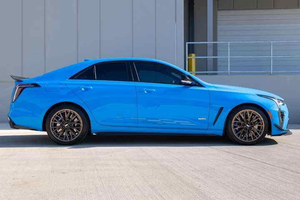 Cadillac CT4-V Blackwing Fleetwood 2024, boîte automatique, moteur diesel 8L, véhicule d'occasion, intérieur cuir foncé, R20, conduite à gauche - Product Image 5