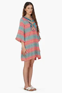 Encantadora túnica caftán de diseñador con cuello, viscosa, tejido en V, textura sólida y detalles de encaje, mezcla perfecta de estilo y gracia - Product Image 3