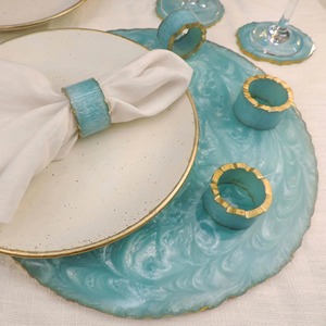 Rond de serviette en résine verte Accessoire de décoration de table élégant pour la fête de mariage à la maison Finition élégante et aspect décoratif unique - Product Image 6