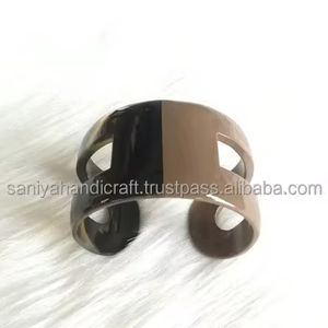 SANIYA HANDICRAFT Brazalete de cuerno de búfalo pulido Varios colores y formas de estilo animal Producto artesanal natural - Product Image 1