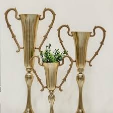 Juego de Jarrones de Metal Dorado de Lujo con Asas Ornamentadas - Product Image 3