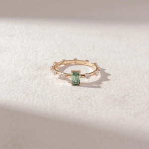 Anillo de Oro Amarillo de 14K con Esmeralda Verde de 0.50CT Creada en Laboratorio y Diamantes Laterales Redondos, Fabricante de Joyería al por Mayor, Personalizado OEM ODM - Product Image 3
