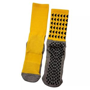 Chaussettes de football en coton premium pour hommes avec grip antidérapant pour une stabilité et un confort supérieurs - Product Image 1