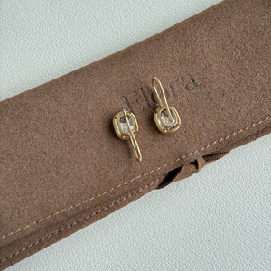 Boucles d'oreilles en diamant avec diamants taille coussin de style ancien et sertissage à griffes - Product Image 2