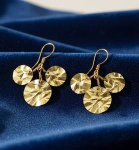 Boucles d'oreilles pendantes de luxe en argent sterling 925 plaqué or 18 carats, fabriquées à la main |   Boucles d'oreilles tendance en forme de feuille pour mariage et fête - Product Image 1