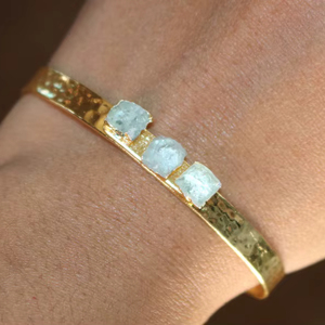 กำไลข้อมืออะความารีนธรรมชาติแบบดิบ ชุบทอง 18k กำไลข้อมือหินประจำเดือนมีนาคม - Product Image 1