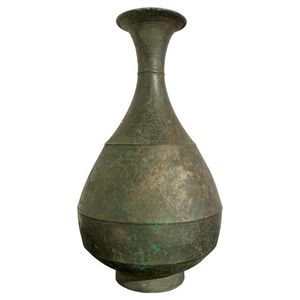 Encantador florero de metal de estilo antiguo con una forma clásica y acabado dorado perfecto para regalar y entusiastas del estilo del hogar - Product Image 6