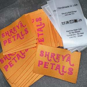 Etiquetas automáticas para prendas de poliéster, etiquetas de tela y seda sostenibles para bolsos de fútbol, parches tejidos para zapatos, cinta para el cuello con parche EMB - Product Image 2