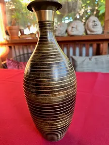 Vase à fleurs artistique en laiton de qualité supérieure avec col long et finition décorative pour la décoration intérieure, disponible en gros - Product Image 3