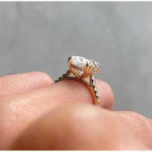 Anillo de Compromiso con Diamante Ovalado de 3.00ct Cultivado en Laboratorio, Doble Garra y Halo Oculto, Certificado IGI - Product Image 5