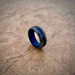 Bague en acier Damas de haute qualité, faite à la main, alliance de mariage, finition martelée, fabrication directe OEM, bijoux personnalisés, couleur personnalisée - Product Image 2