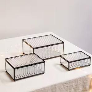 Caja de joyería de lujo de metal y vidrio con intrincados diseños para un almacenamiento y decoración de joyas glamorosos y a la moda. - Product Image 1