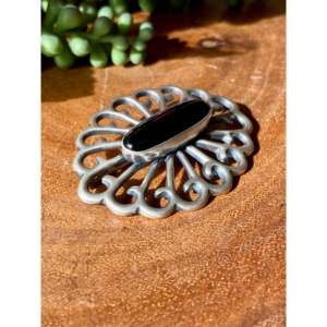 Broche Vintage Navajo de Plata de Ley con Ónix, Chapado en Oro, Joyería para Boda o Compromiso con Diseño Animal y Circonitas - Product Image 2