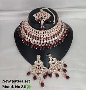 ENSEMBLE DE COLLIER DE PERLES KUNDAN DE TON D'OR ANTIQUE TRADITIONNEL ET À LA MODE AVEC BOUCLES D'OREILLES ET MANGTIKA POUR FEMME ET FILLE - Product Image 2