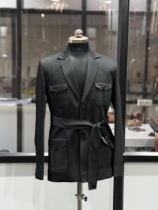 Chaqueta Safari Negra de Lujo para Hombre con Cinturón, Corte Entallado, Estilo Militar con Múltiples Bolsillos, Blazer Casual para Negocios - Product Image 6