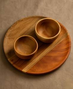 Plateau de service en bois d'acacia écologique fait main avec deux mini-bols, design rustique, décoratif et durable pour les collations et les charcuteries - Product Image 1