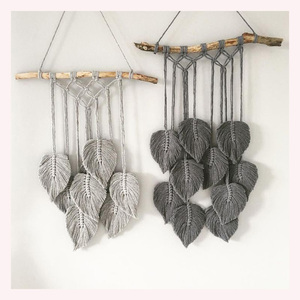 Fabriqué à la main 1ft x 2.5ft Boho Yarn Wall Hanging Modern Minimalist Macramé-Inspired Home Decor in Grey and White - Product Image 2