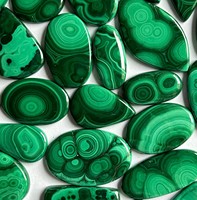 Vente en gros de cabochon de malachite naturelle lisse dos plat pierre précieuse verte pour la guérison de la croûte incluant le prix de gros