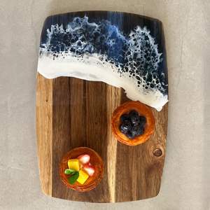 Planche à découper en résine et en bois de style élégant, parfaite pour la décoration de la cuisine et les planches de présentation culinaires professionnelles - Product Image 1