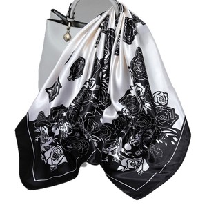 Foulard carré de luxe 90x90 cm en satin imprimé numérique, 100% soie, avec logo, pour femme, finition satinée - Product Image 5